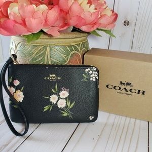 COACH Tiny Smooth Details Daisy Corner Zipper
